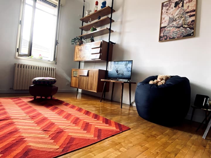 Поглед към всекидневната, оригинален мебелен бар от 60 - те години на миналия век, с вградено радио и грамофони!