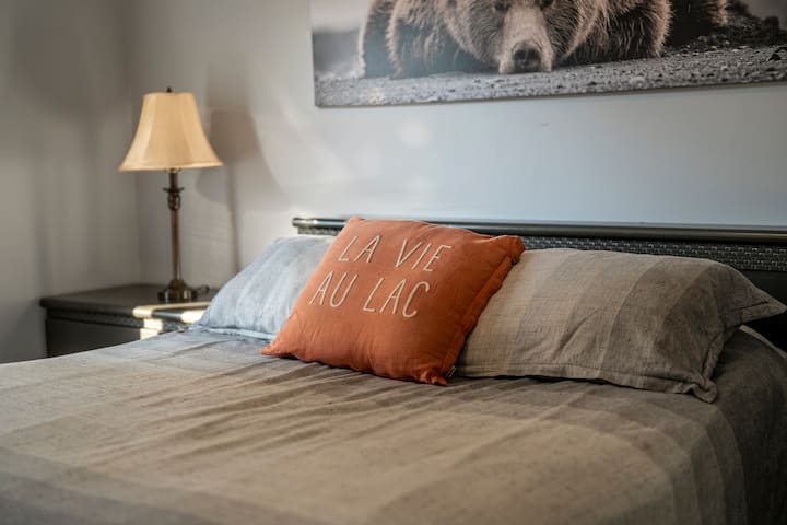 A bedroom featuring comfortable furnishings and a modern touch.
