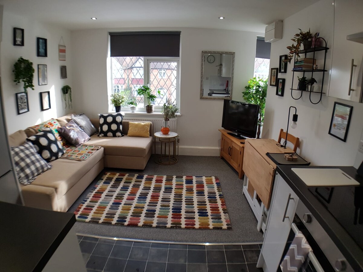 Stylish 2 bed Apart. Sleeps 5 fast Wifi BHX NEC Flats for Rent in