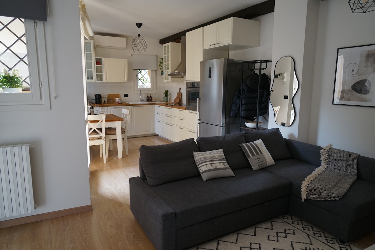 Popular Airbnb listing: Studio apartment in the historic center of Bologna with terrace in Bologna