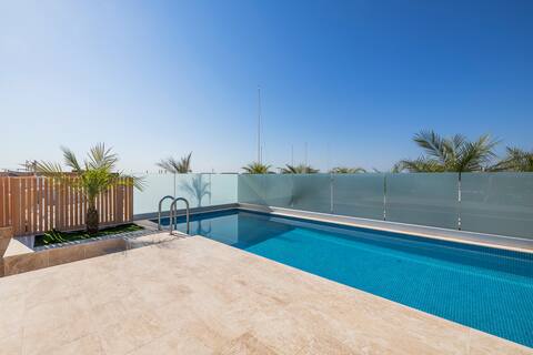 Serene Oasis, Elegant 2BR Retreat with Pool Access