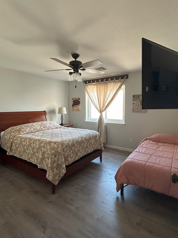 Კომფორტული ოთახი Queen ‑ ის ზომის საწოლითა და ორადგილიანი საწოლით, ორივე მეხსიერების ქაფის მატრასებით