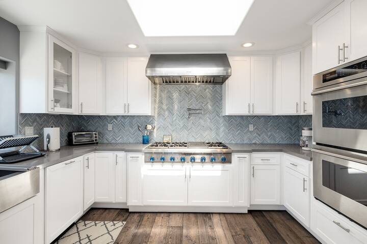 Luxe & Comfy Gem: Ocean View Decks, Hot Tub gallery image 5