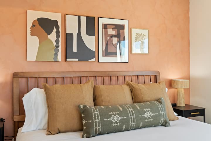 جرب الفخامة والراحة في غرفة النوم الثانية الجذابة، وهي ملاذ للاسترخاء وسط جمال شجرة جوشوا. يتميز هذا المسكن الهادئ بسرير كينج مزين بفراش فاخر، ويدعوك للاسترخاء بأناقة.