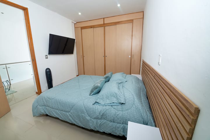 Dhoma 1: Krevat dopio, dollap, televizor me kabllo dhe internet, ventilator, banjë private me ujë të ngrohtë.