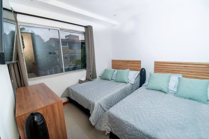 Dhoma 3: Dos Camas Semidobles, Smart TV, Ventilatorët, Mbaji rrobat.