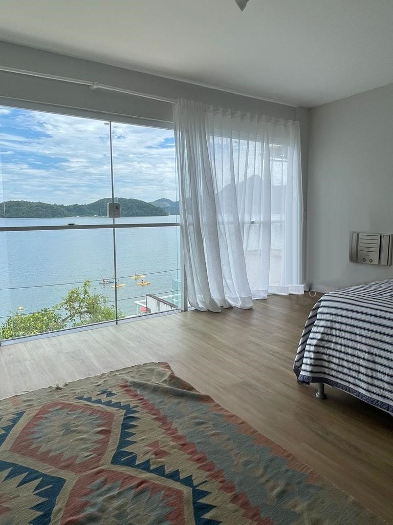 Голем климатизиран апартман со исклучителен поглед на море. Брачен кревет (широк 150-179 см) 