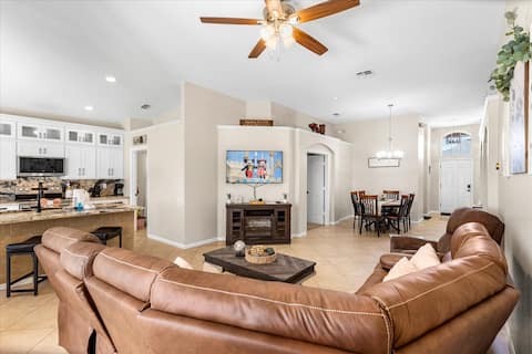 Popular Airbnb listing: Near Parks Private Pool 4/3 Gated Community in Four Corners