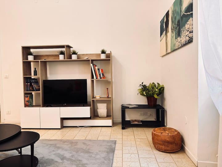 Parede equipada com Smart TV