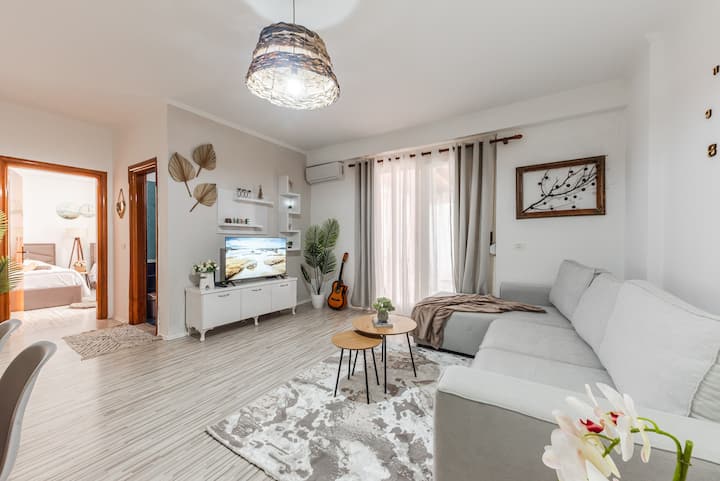 הסלון מאוד נעים ומרווח. היא מאוד מסוגננת ויש בה ספה נוחה שהופכת למיטה זוגית.  