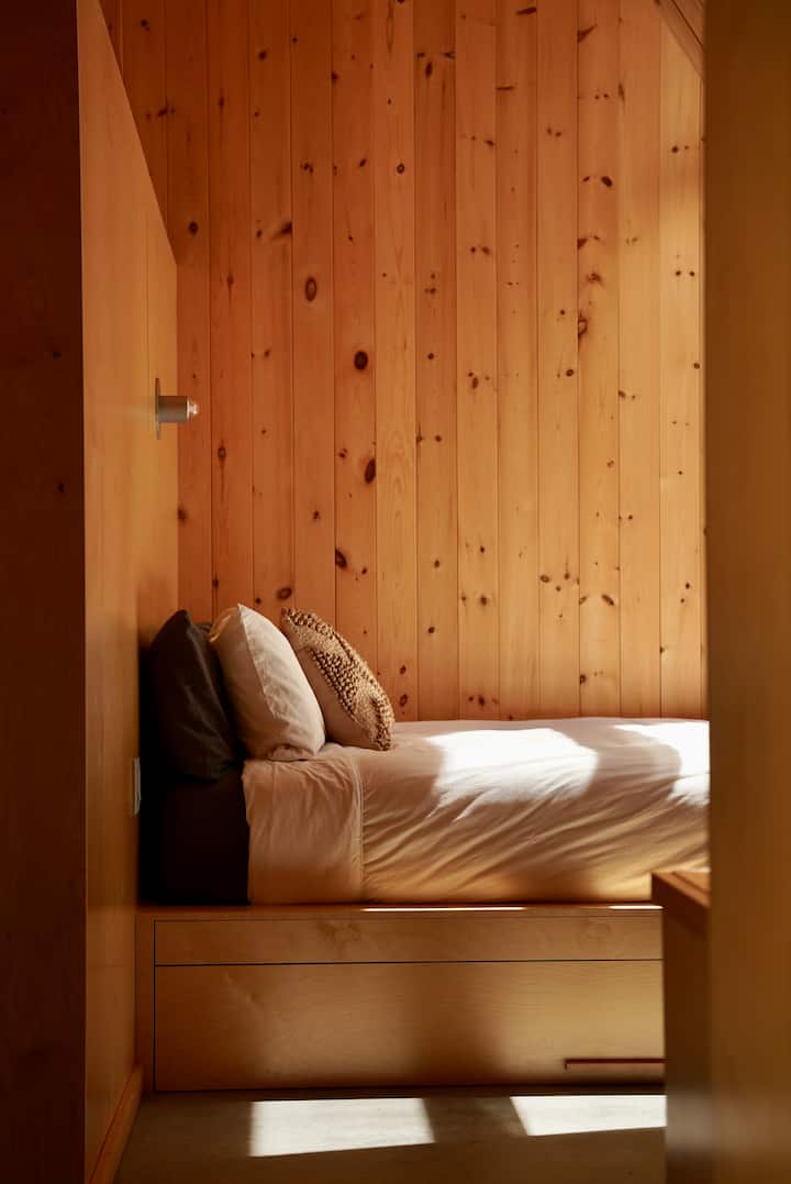 Pripojená izba vrátane:
– jedna manželská posteľ 
– jednolôžko na podlahe (pod manželskou posteľou)
– vlastná kúpeľňa so sprchovacím kútom
– detské ihrisko
- kancelárske priestory 