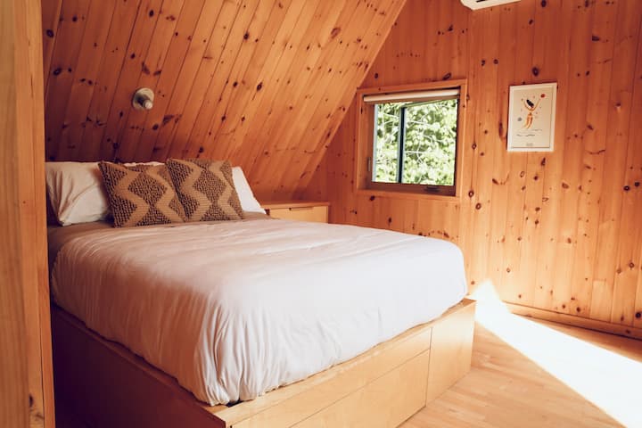 Mezanínová spálňa:
– kvalitná manželská posteľ
– kvalitné samostatné lôžko (pod manželskou posteľou)
– Kancelárske priestory s pôsobivým výhľadom 
– priestor na cvičenie/jogu