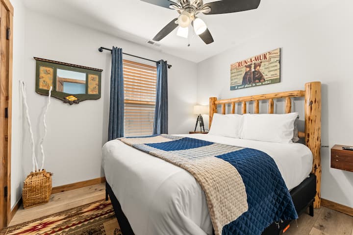 Spavaća soba s bračnim krevetom i pametnim televizorom. 