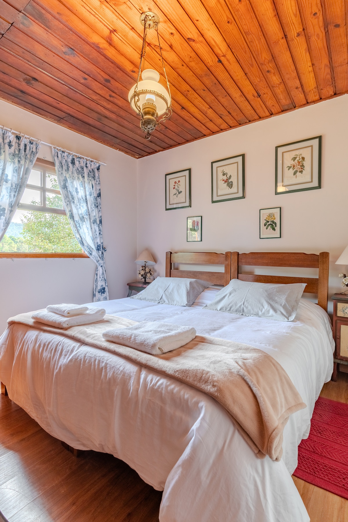 غرفة 2 بسرير مزدوج كبير.
أغطية سرير مجددة.