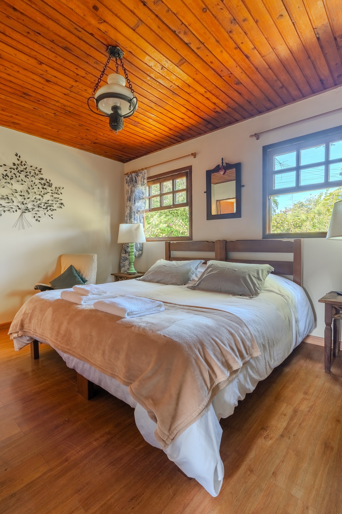 جناح بسرير مزدوج كينج. تم تجديد إنكسوفال بلحاف وبطانية.