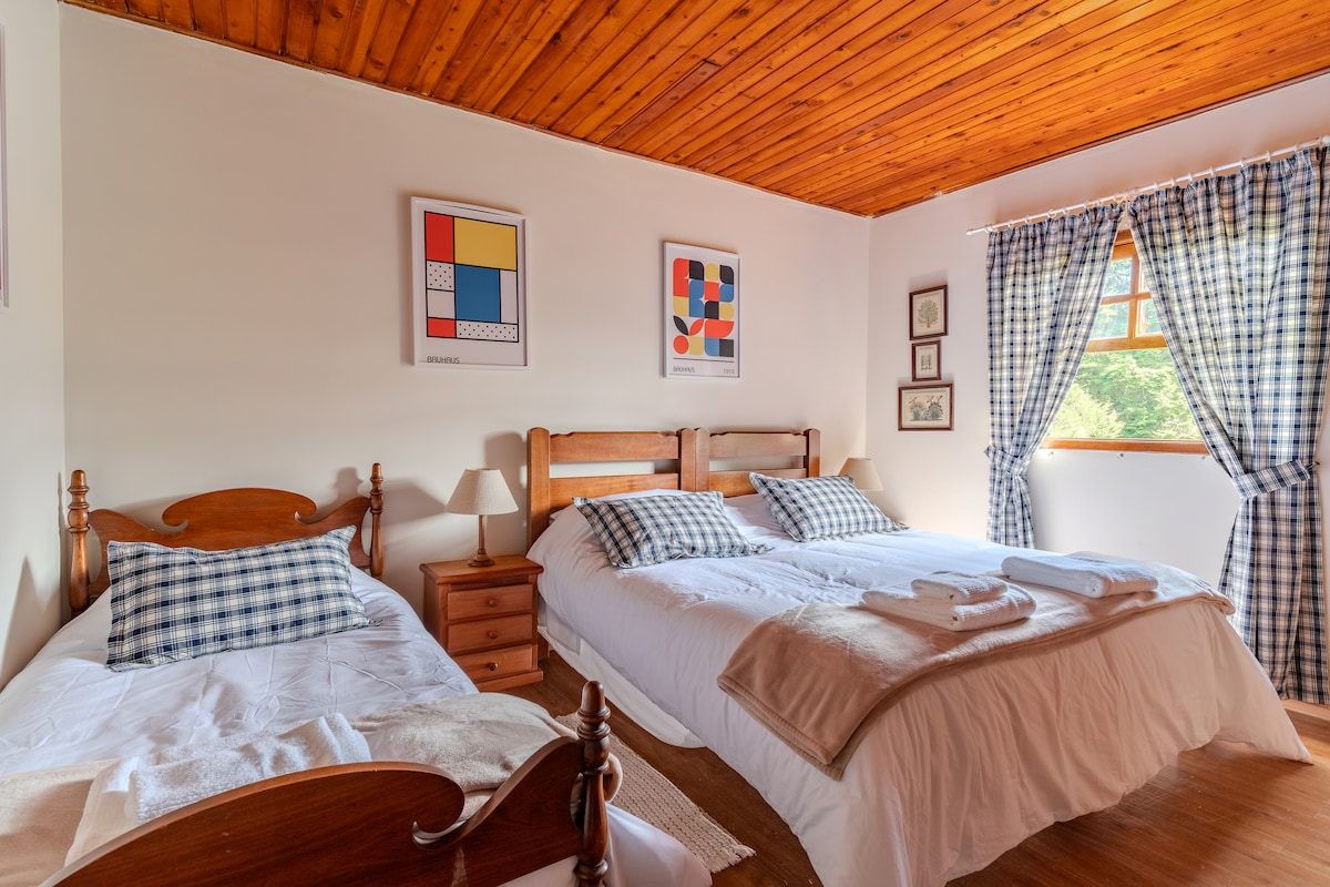 غرفة 1 بسرير مزدوج كبير وسرير فردي.
أغطية سرير مجددة.