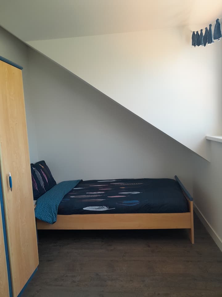 第二间卧室配有一张单人床，可以添加一张折叠床（不适合成人）或婴儿床。 