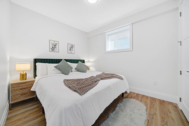 Relájate en la espaciosa y acogedora habitación, donde te espera una lujosa cama tamaño king.