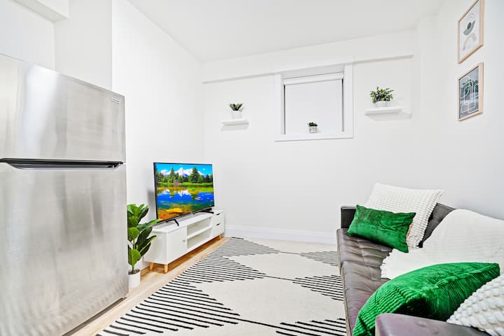 La configuración de la televisión garantiza que tengas todas las comodidades de casa durante tu estancia, ya sea que te estés poniendo al día con las noticias, viendo una serie o disfrutando de una noche de cine.