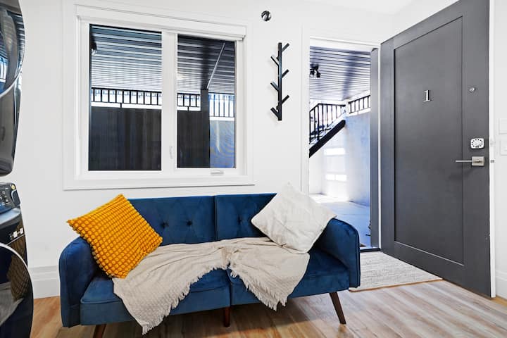 Proporciona una cómoda zona de estar perfecta para relajarse, leer o disfrutar de una conversación.