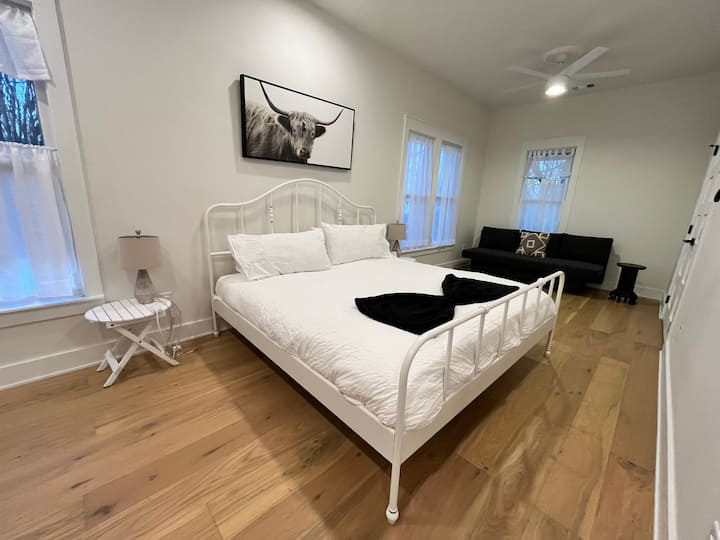 Kitanda 1 cha kifalme na sofa 1 ya kitanda cha Ikea.
Bafu lililoambatishwa na beseni la kuogea.