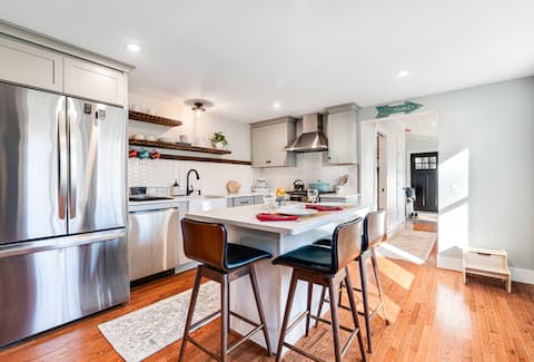 The Pines-Luxury Norwich home 5 miles to Dartmouth