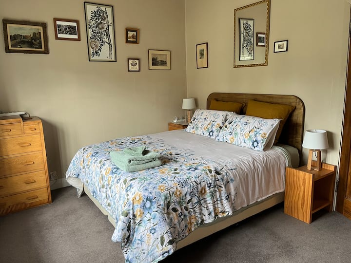 主卧（加大双人床）