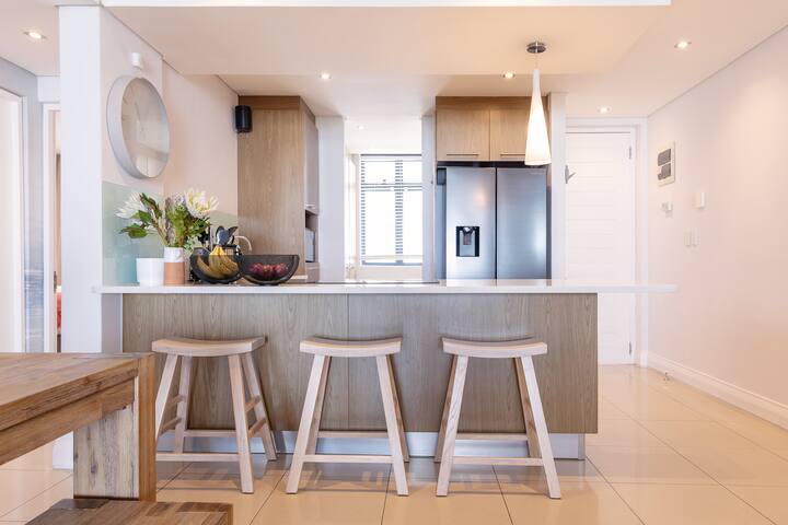 Oceanfront Luxury: Stunning 2BR gallery image 3