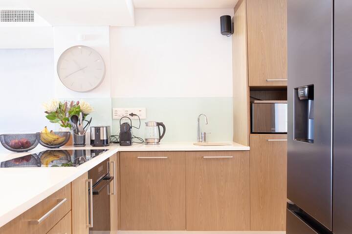 Oceanfront Luxury: Stunning 2BR gallery image 4