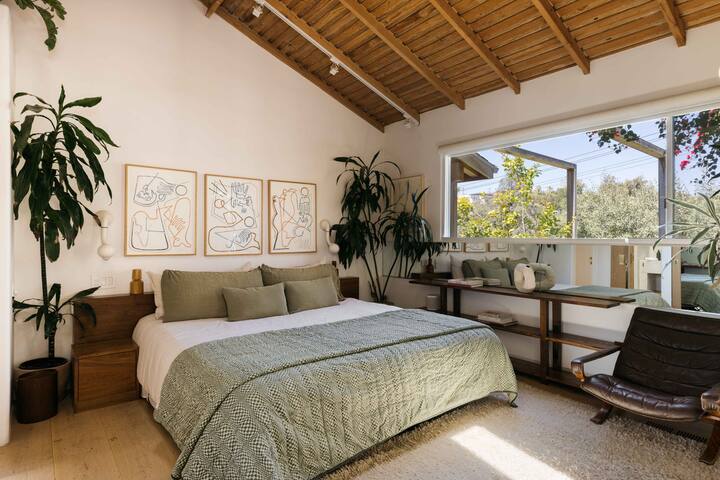 Echo Park Design Home with Pool gallery image 5