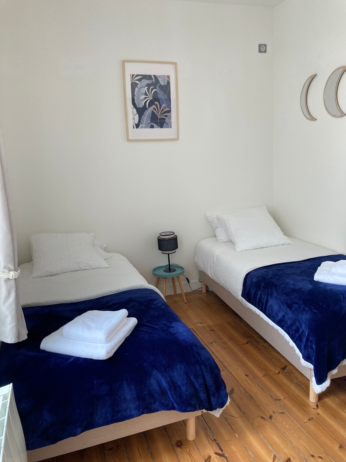 Táto izba oddelená dverami sa nachádza v kontinuite jednej z ďalších spální.