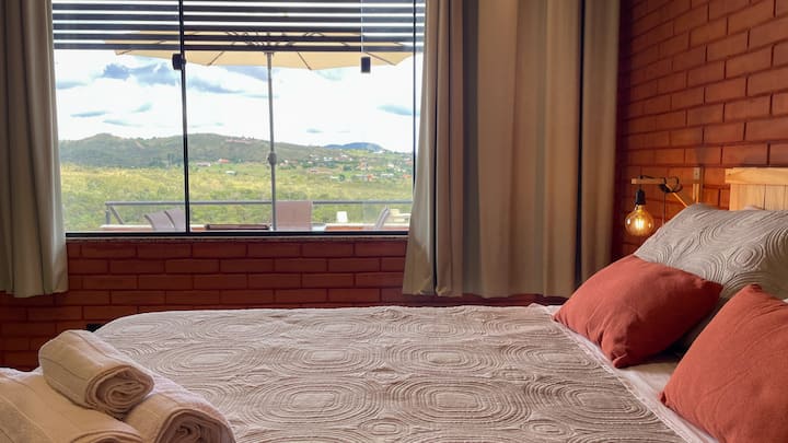 Cama de casal confortável .