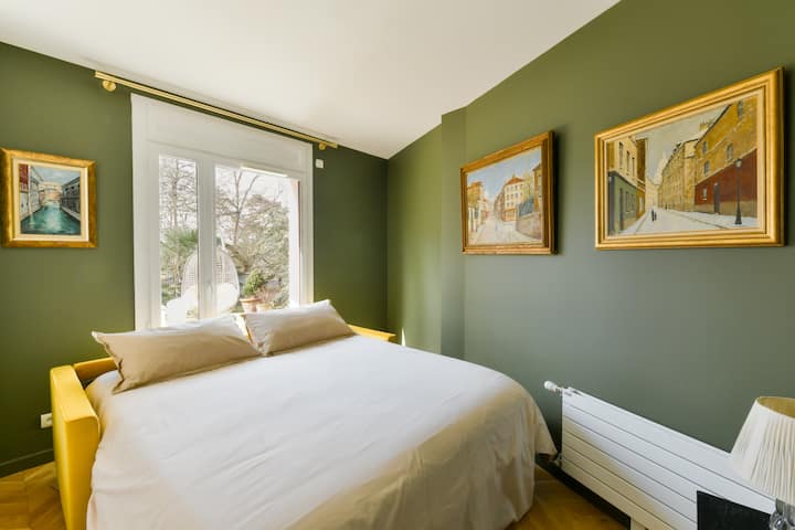 Ხარისხიანი და ძალიან კომფორტული გასაშლელი დივანი (160x200 სმ). Ეს მეორე საძინებელი ნათელია და ბაღს გადაჰყურებს. 