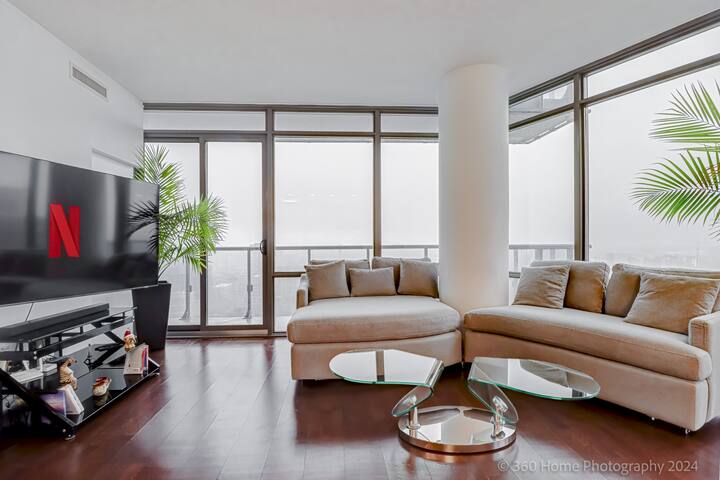 Chic Condo Unit on Bay Street gallery image 3