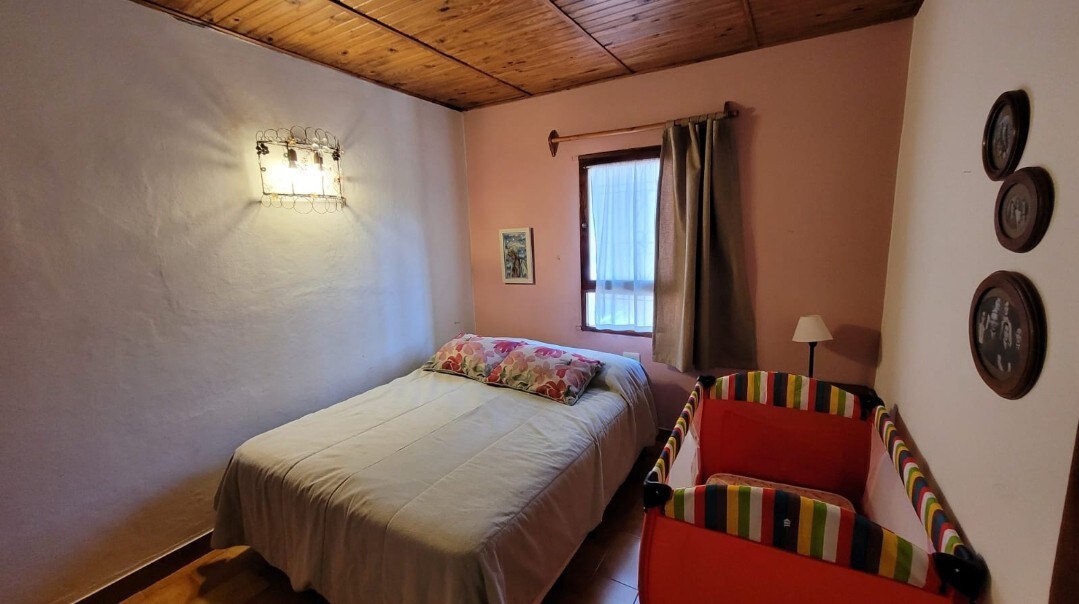 غرفة نوم 4 بسرير مزدوج ولافتة وطاولة خفيفة وحجاب. يمكن تجميع La Practicuna معًا هنا أو في الغرفة 1.