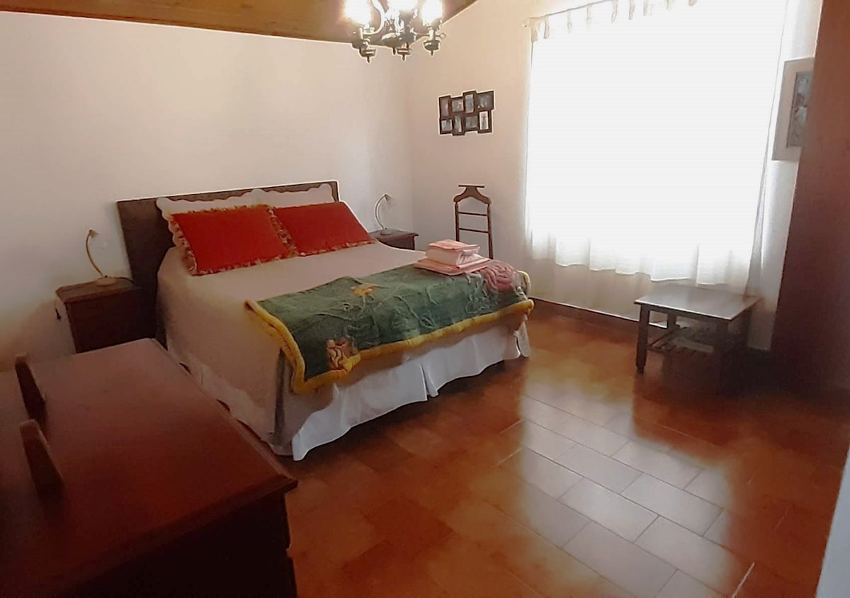 غرفة داخلية، مع حمام خاص، لافتة، خزانة ملابس، مرآة كبيرة، طاولات إضاءة مع ضوء الشموع، إلخ.