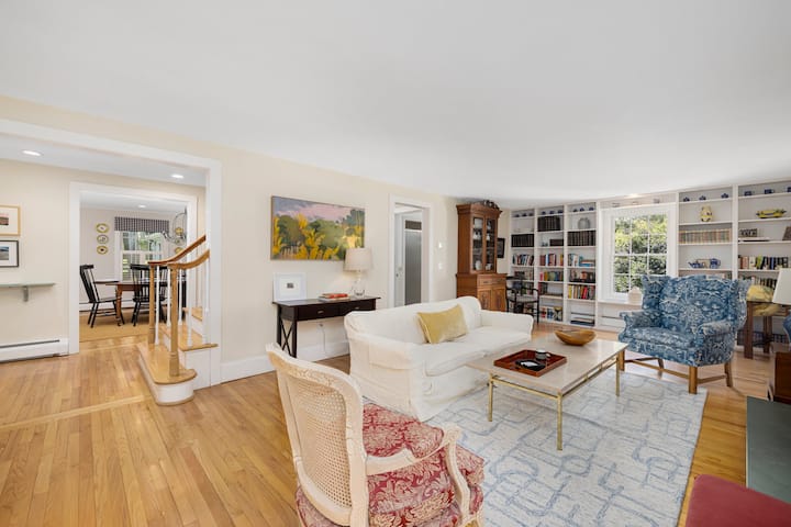Spacious Watefront Jamestown Village Home - Newport, RI