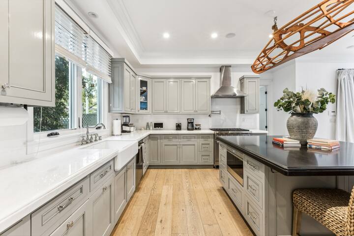 Hollywood, Bunglow Home, Spacious, Pool gallery image 5