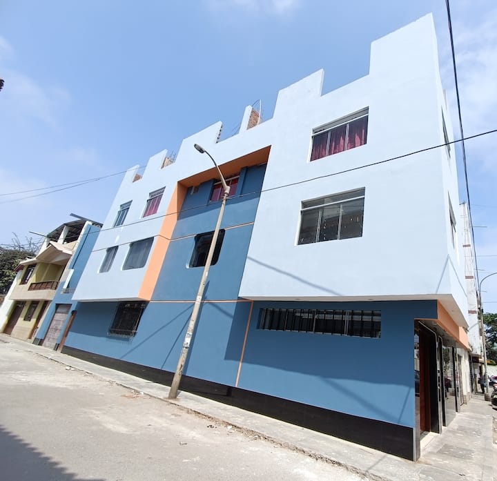 Bella Residencia Multifamiliar Con Dos Cocheras - Trujillo, Peru