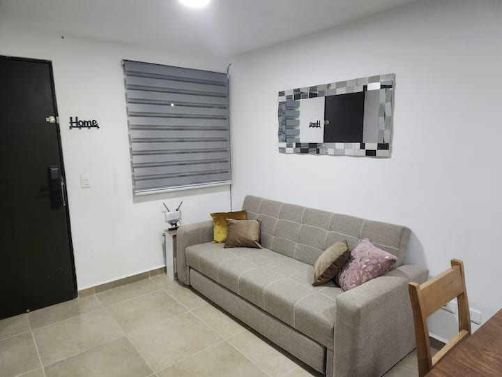 Canapé-lit double pour 2 visites ou personnes supplémentaires, le dossier est abaissé et vous pouvez retirer le tiroir du bas est un lit supplémentaire simple pour une personne de plus, le linge de lit et les oreillers peuvent être trouvés dans la chambre numéro 2.