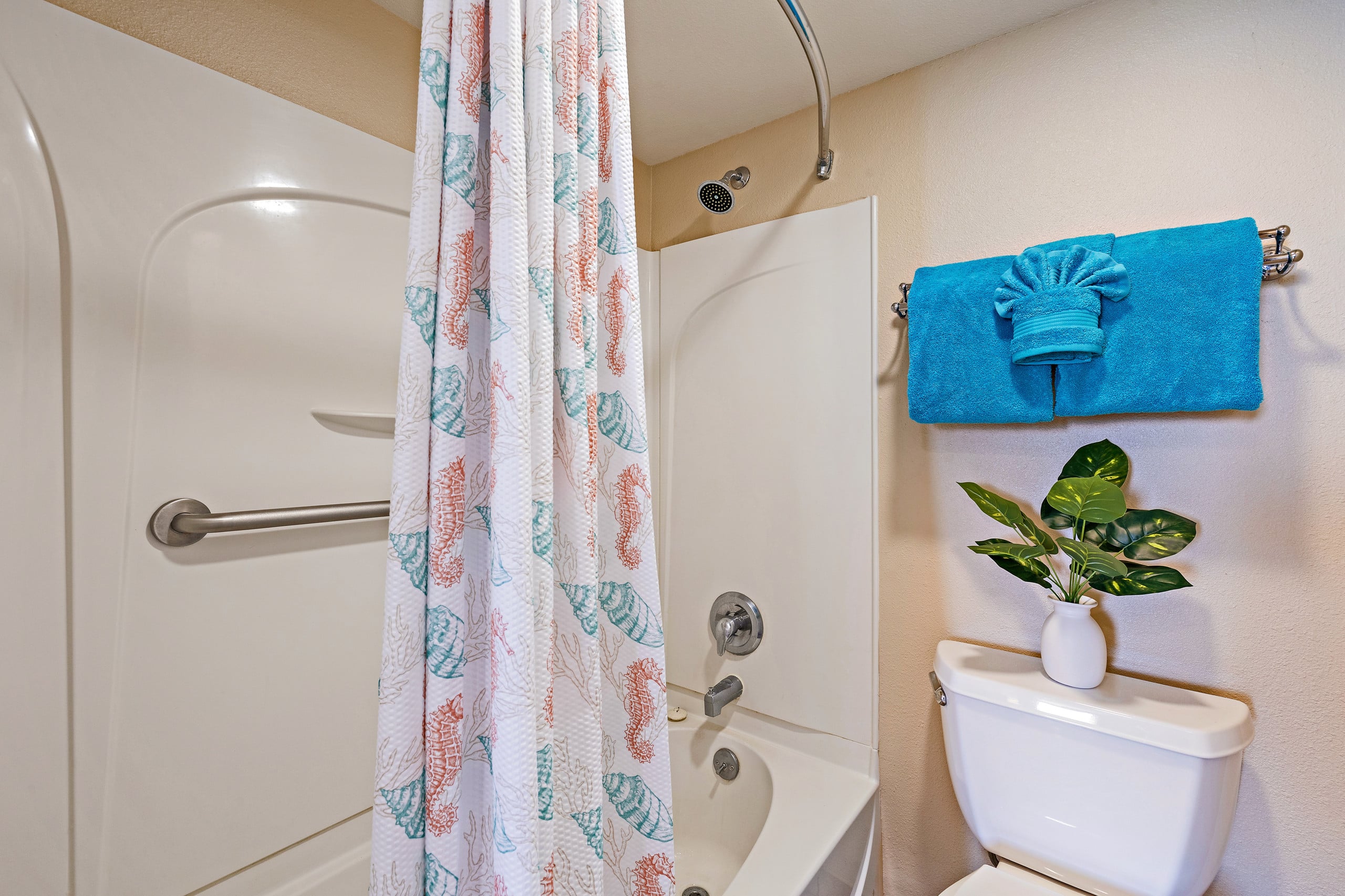 Condo in Lahaina · ★4.93 · 1 bedroom · 2 beds · 1 bath - Image 36