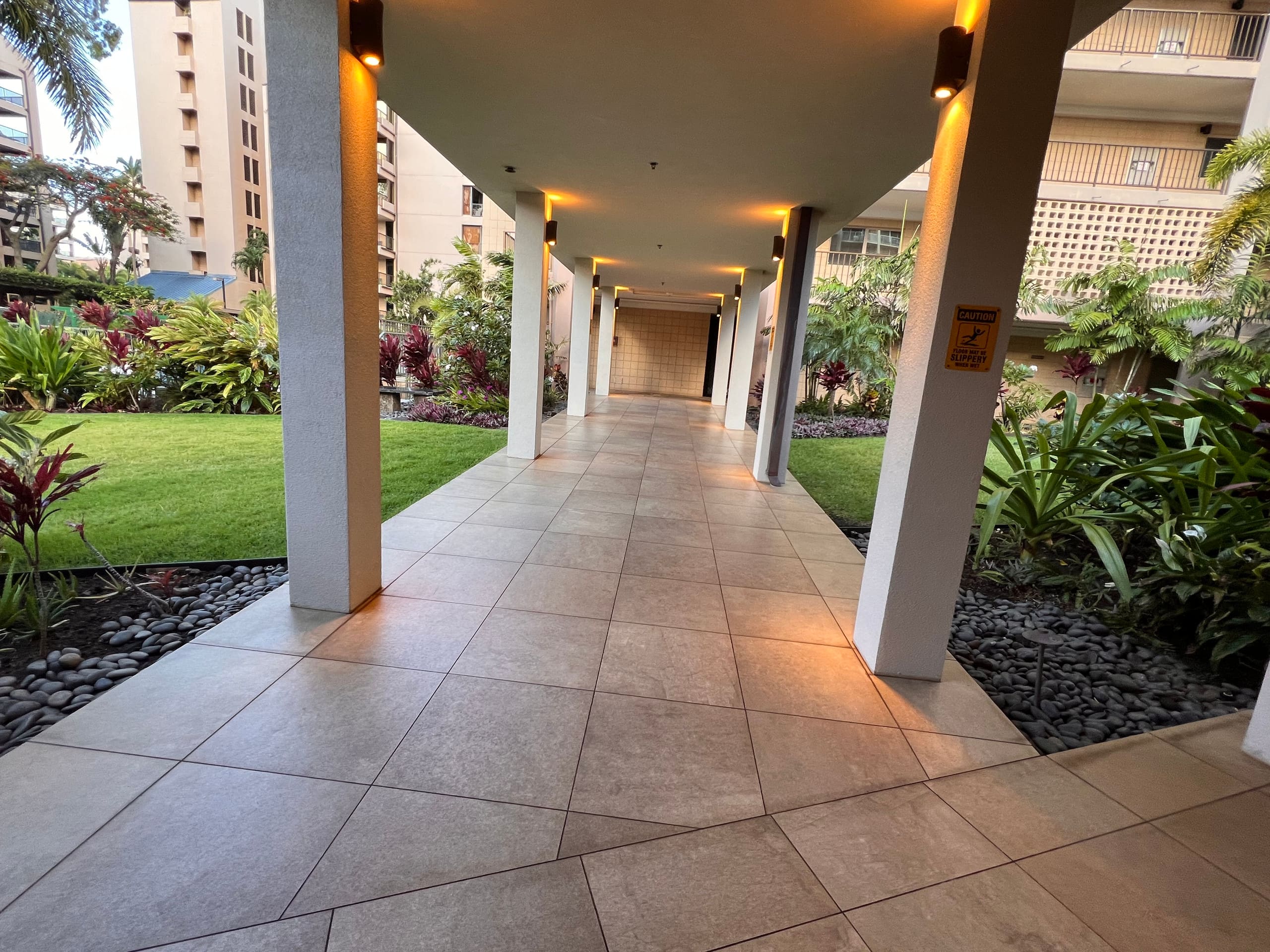 Condo in Lahaina · ★4.93 · 1 bedroom · 2 beds · 1 bath - Image 4