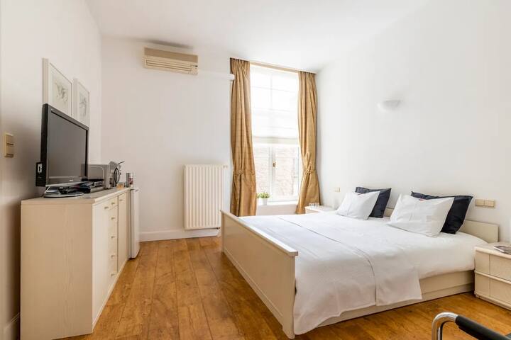 - CAMA GROOT 
- TELEVISIÓN, NEVERA, MICROONDAS, HERVIDOR, CAFETERA SENSEO. 
   CÁPSULAS DE CAFÉ 
   ¡PARA EL PRIMER DÍA !! CAFÉ, LECHE, AZÚCAR, AGUA MINERAL
-VINDOW DA AL JARDÍN.