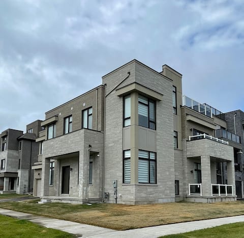 Modern New House 5 Bedrooms. And 5 beds.