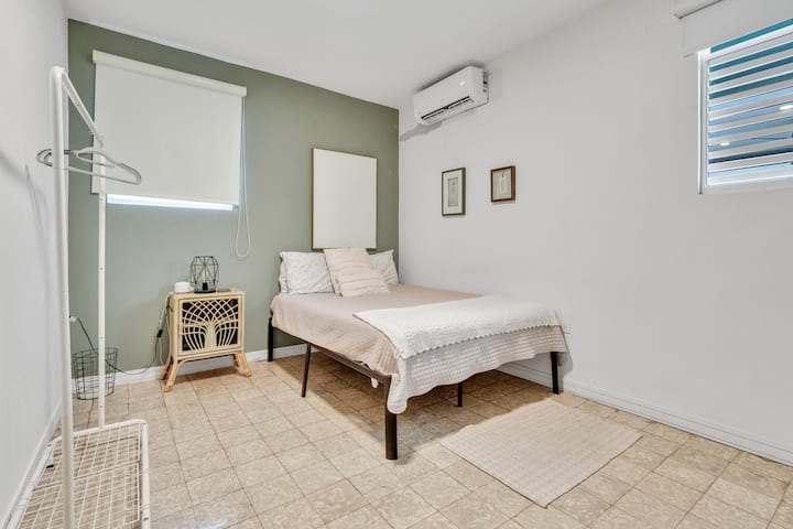 Elegantna spavaća soba s bračnim krevetom, umjetničkim djelima, udobnom posteljinom i mirnom atmosferom!