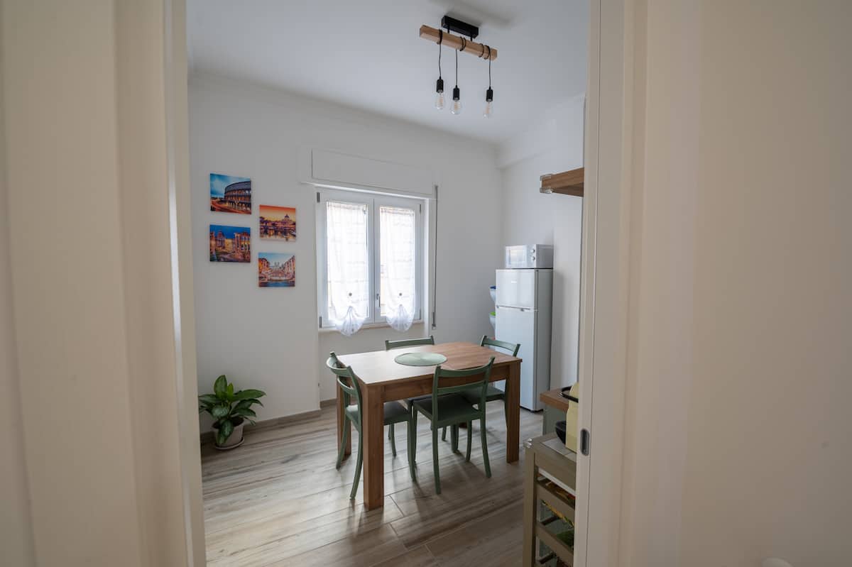 Cozy Apartment "Vacanze Romane Tuscolana — Zona pranzo 2 | Roma