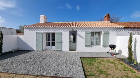 Cozy house with garden 400 m from the beach