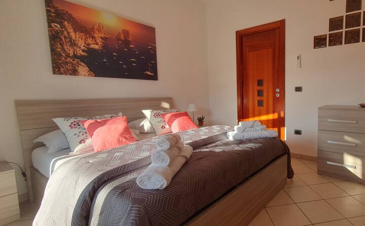 Dormitorio doble luminoso y cómodo con aire acondicionado, donde puedes relajarte y dormir cómodamente, después de un día en el mar o en el trabajo.
la habitación también está equipada con vestidor y un balcón con vistas a la cocina