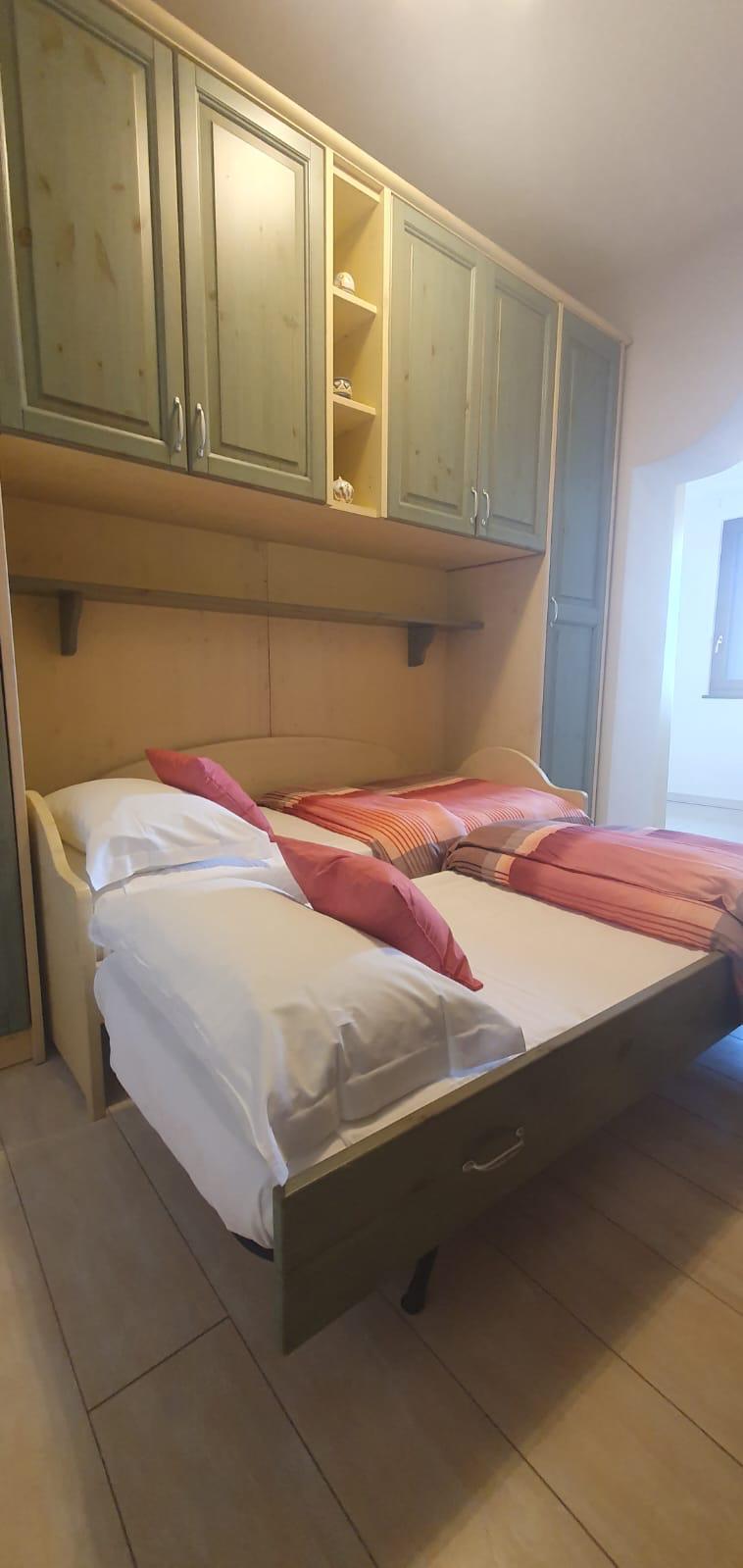 druga spavaća soba s klima-uređajem, s 2 udobna kreveta za jednu osobu, gdje se možete odmoriti i uživati u trenucima mira te iskoristiti prostor za učenje kako biste radili u miru