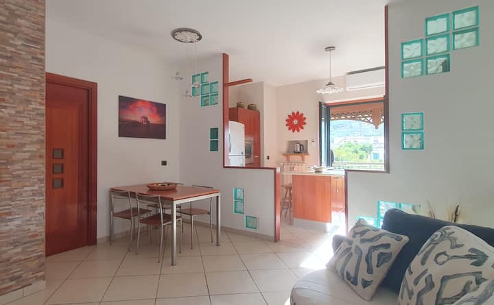Sala de estar espaciosa y muy luminosa, donde puedes comer con tranquilidad y comodidad, donde puedes pasar momentos de convivencia con amigos y familiares o disfrutar de una bonita película o serie de televisión en tranquilidad. 
La entrada directamente a la luminosa sala de estar